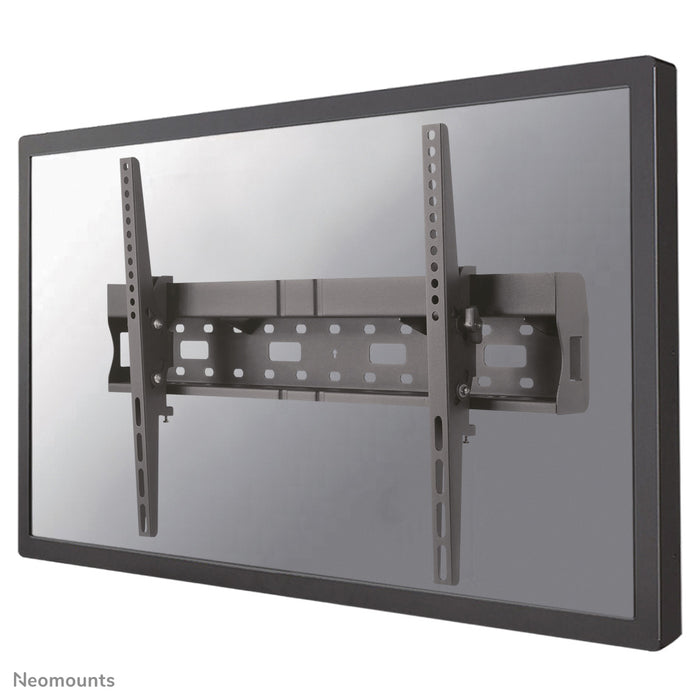 Neomounts LFD-W2640MP es un soporte de pared inclinable para pantallas planas de hasta 75 pulgadas y ofrece la posibilidad de colocar un reproductor multimedia o una mini computadora detrás de la pantalla.
