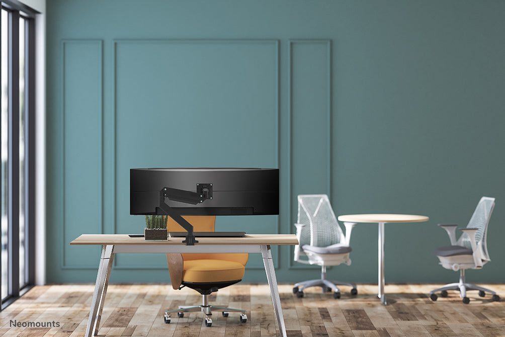 Neomounts NM-D775 zwartPLUS es un soporte de escritorio con resorte de gas para monitores curvos de hasta 49 pulgadas (124 cm) - Negro