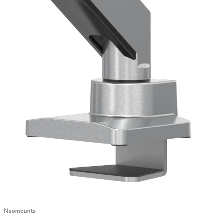 Neomounts NM-D775DX3 plata es un soporte de escritorio con resorte de gas, barra transversal y palanca para pantallas planas de hasta 27 pulgadas (68,6 cm).