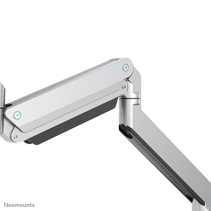Neomounts NM-D775DX3 plata es un soporte de escritorio con resorte de gas, barra transversal y palanca para pantallas planas de hasta 27 pulgadas (68,6 cm).