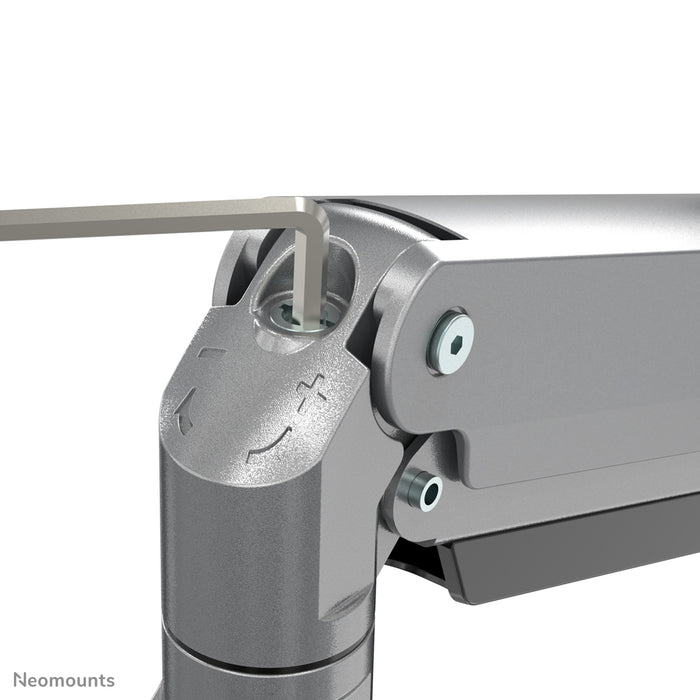 Neomounts NM-D775DX3 plata es un soporte de escritorio con resorte de gas, barra transversal y palanca para pantallas planas de hasta 27 pulgadas (68,6 cm).