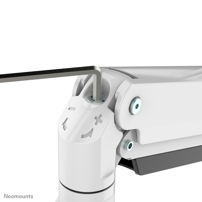 Neomounts NM-D775DX3 blanco es un soporte de escritorio con resorte de gas, barra transversal y palanca para pantallas planas de hasta 27 pulgadas (68,6 cm).
