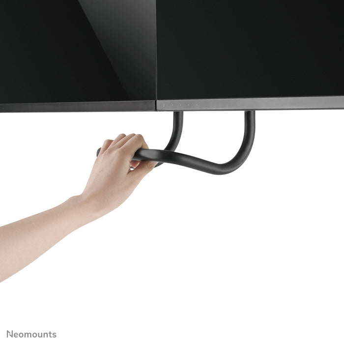 Neomounts NM-D775DX negro es un soporte de escritorio con resorte de gas, barra transversal y palanca para pantallas planas de hasta 32 pulgadas (81 cm).