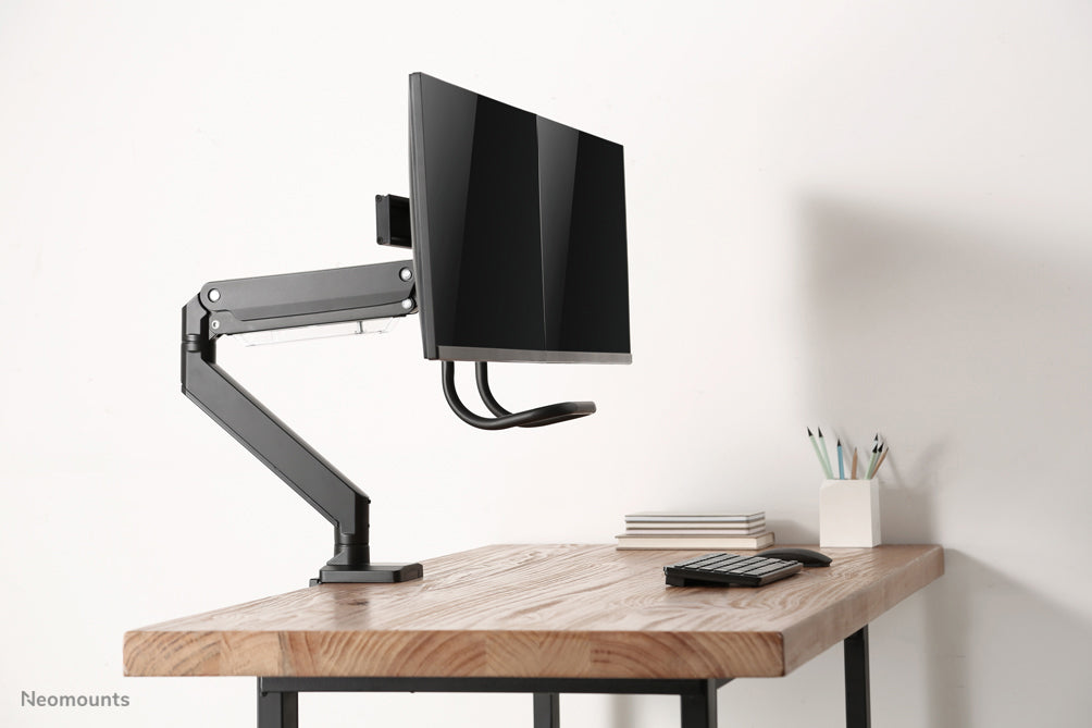 Neomounts NM-D775DX negro es un soporte de escritorio con resorte de gas, barra transversal y palanca para pantallas planas de hasta 32 pulgadas (81 cm).