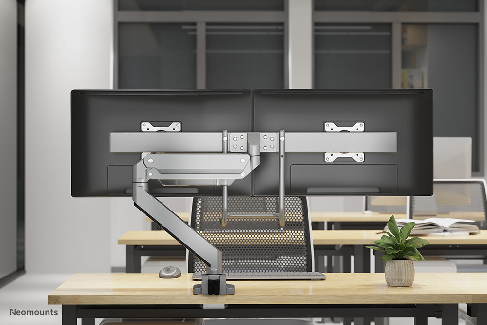 Neomounts NM-D775DX plata es un soporte de escritorio con resorte de gas, barra transversal y palanca para pantallas planas de hasta 32 pulgadas (81 cm).
