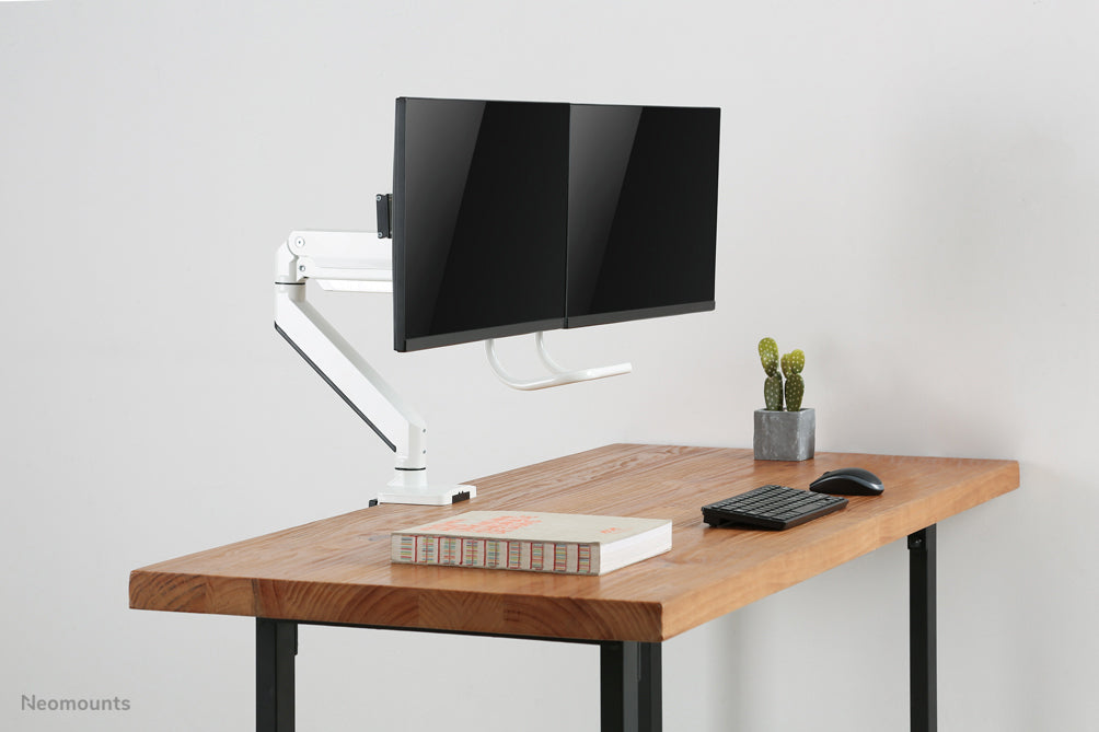 Neomounts NM-D775DX blanco es un soporte de escritorio con resorte de gas, barra transversal y palanca para pantallas planas de hasta 32 pulgadas (81 cm).