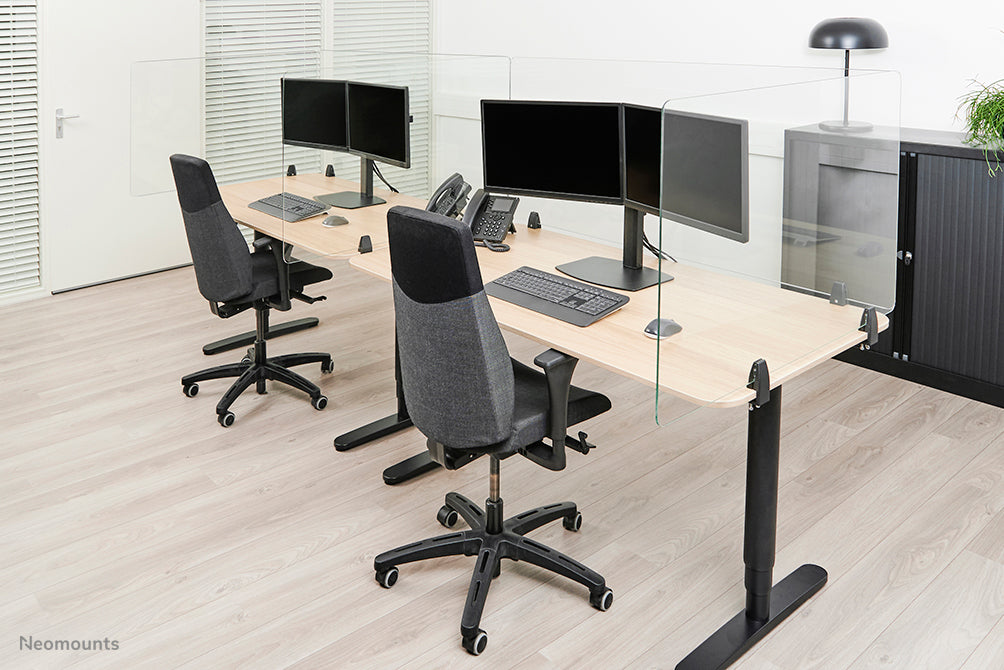 Neomounts NS-GLSPROTECT160 is een duurzaam glazen scherm van 158 cm dat afstandsbescherming biedt op de werkvloer - Gehard, transparant glas, 100% recyclebaar