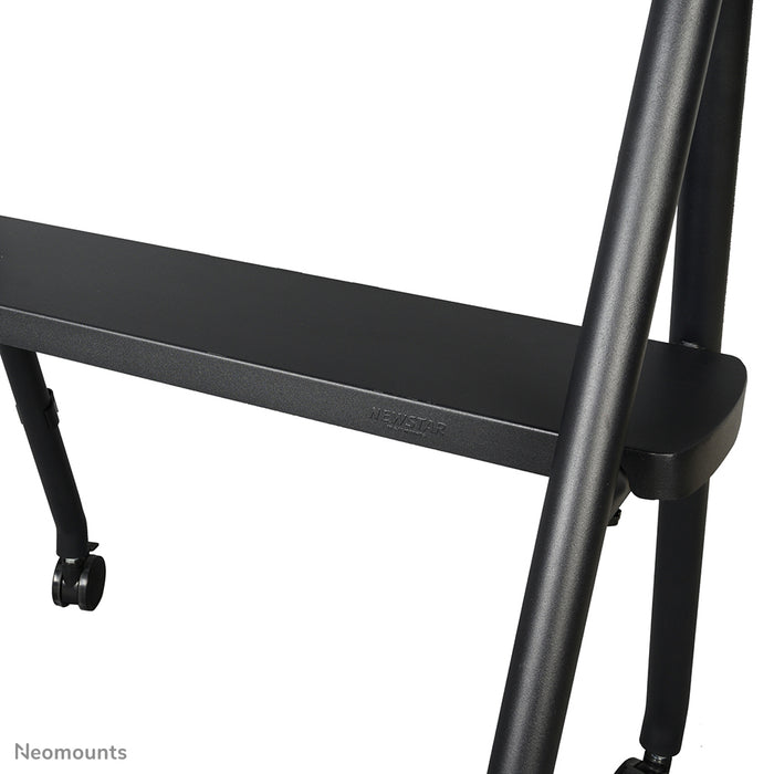 Neomounts NS-M1500black es un mueble móvil para pantallas planas de hasta 65 pulgadas (165 cm). Incluye plataforma para portátil - Negro