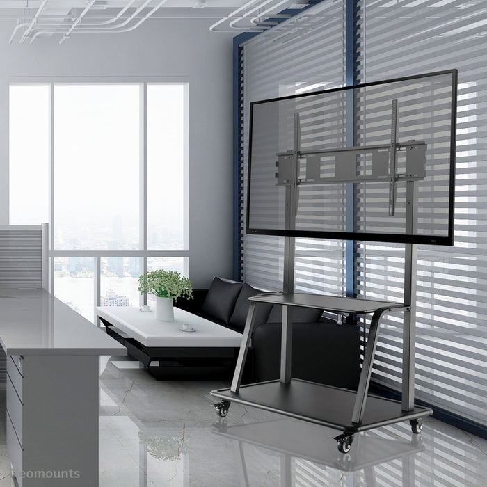 Neomounts NS-M4000 zwart is een verrijdbaar meubel voor flat screens t/m 105 inch (267 cm).