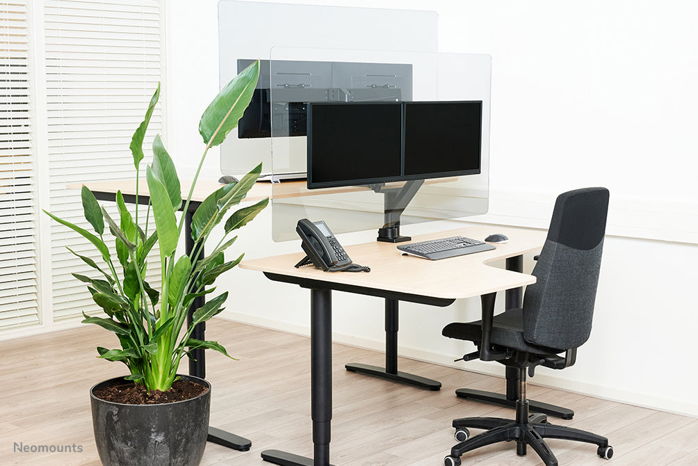 Neomounts NS-PLXPROTECT2 es una pantalla transparente para 2 pantallas planas y ofrece protección contra la distancia en el lugar de trabajo - Acrílico transparente, 100% reciclable | PLXPROTECT está registrado como patente de diseño de la UE |