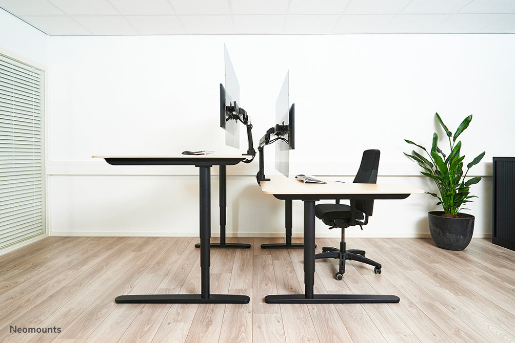 Neomounts NS-PLXPROTECT2 es una pantalla transparente para 2 pantallas planas y ofrece protección contra la distancia en el lugar de trabajo - Acrílico transparente, 100% reciclable | PLXPROTECT está registrado como patente de diseño de la UE |