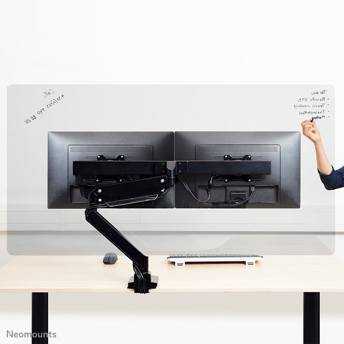 Neomounts NS-PLXPROTECT2 es una pantalla transparente para 2 pantallas planas y ofrece protección contra la distancia en el lugar de trabajo - Acrílico transparente, 100% reciclable | PLXPROTECT está registrado como patente de diseño de la UE |