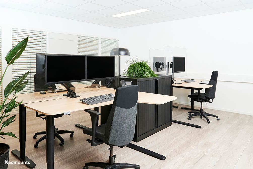 Neomounts NS-PLXPROTECT2 es una pantalla transparente para 2 pantallas planas y ofrece protección contra la distancia en el lugar de trabajo - Acrílico transparente, 100% reciclable | PLXPROTECT está registrado como patente de diseño de la UE |