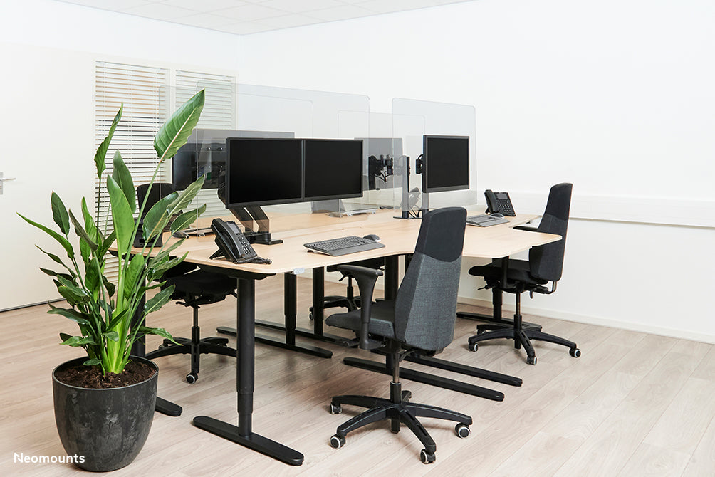 Neomounts NS-PLXPROTECT2 es una pantalla transparente para 2 pantallas planas y ofrece protección contra la distancia en el lugar de trabajo - Acrílico transparente, 100% reciclable | PLXPROTECT está registrado como patente de diseño de la UE |