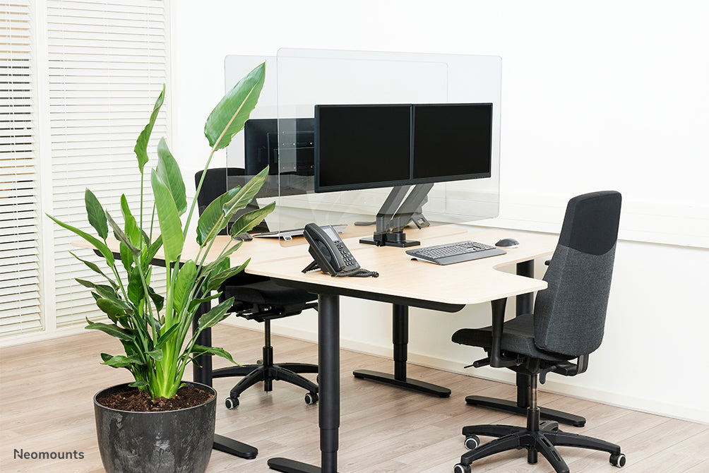 Neomounts NS-PLXPROTECT2 es una pantalla transparente para 2 pantallas planas y ofrece protección contra la distancia en el lugar de trabajo - Acrílico transparente, 100% reciclable | PLXPROTECT está registrado como patente de diseño de la UE |