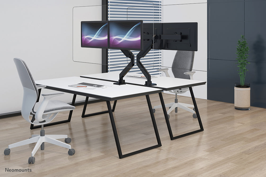 Neomounts NS-PLXPROTECT2 es una pantalla transparente para 2 pantallas planas y ofrece protección contra la distancia en el lugar de trabajo - Acrílico transparente, 100% reciclable | PLXPROTECT está registrado como patente de diseño de la UE |