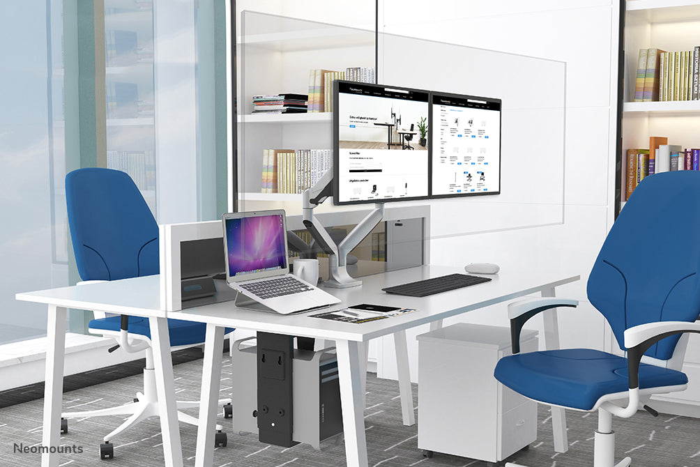 Neomounts NS-PLXPROTECT2 es una pantalla transparente para 2 pantallas planas y ofrece protección contra la distancia en el lugar de trabajo - Acrílico transparente, 100% reciclable | PLXPROTECT está registrado como patente de diseño de la UE |