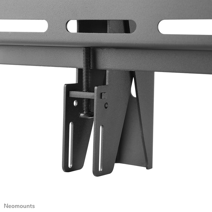 Neomounts NS-WMB300P negro es un soporte de pared para tablero de menú para la instalación vertical de pantallas de hasta 52 pulgadas (132 cm).