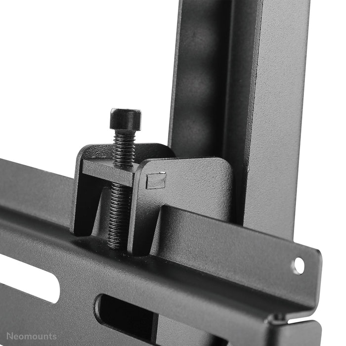 Neomounts NS-WMB300P negro es un soporte de pared para tablero de menú para la instalación vertical de pantallas de hasta 52 pulgadas (132 cm).