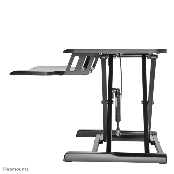 Neomounts zit-sta werkplek, model NS-WS300 zwart, transformeert een standaard werkplek in een gezonde zit-sta werkplek.