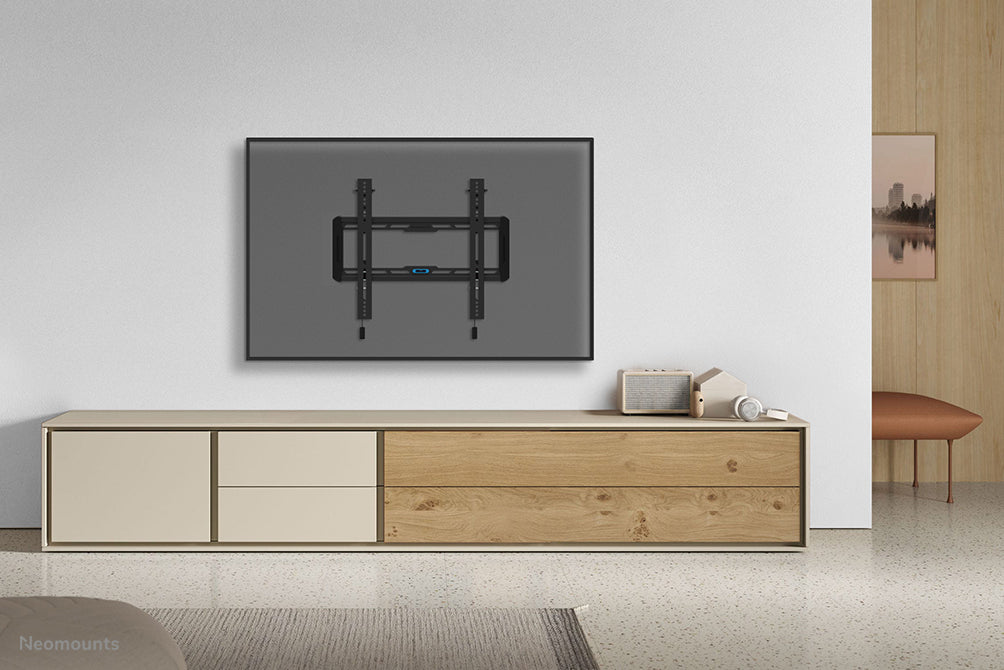 Soporte de pared inclinable Neomounts WL35-550BL14 para pantallas de 32-65 pulgadas - Negro